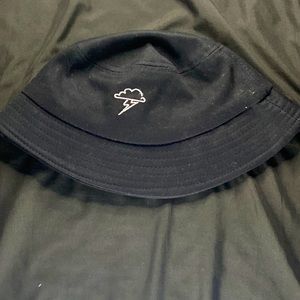 Black lightning bucket hat